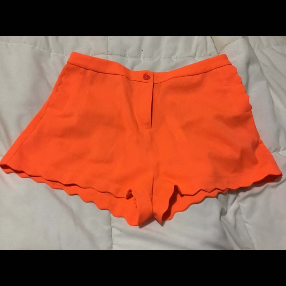Women’s orange scalloped hem shorts sz smal